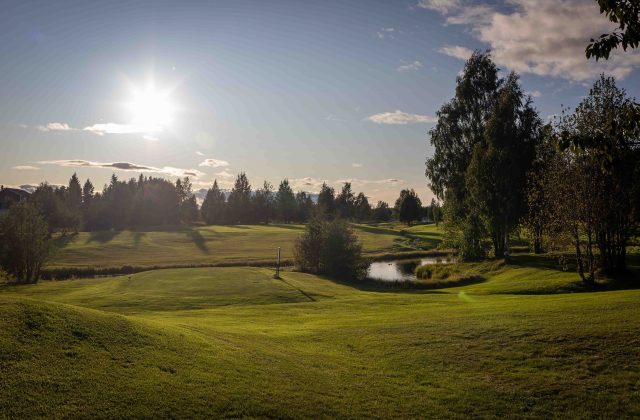 Prova på spel på en riktig golfbana i underbar miljö